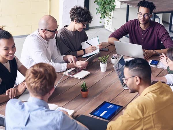Menschen unterschiedlicher Herkunft im gemeinsamen Gespräch